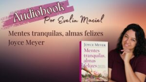 muher segurando livro mentes tranquilas almas felizes